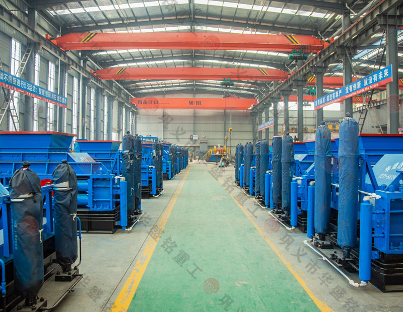 處理建筑廢料用什么設備？破碎紅磚用雙齒輥破碎機好嗎？